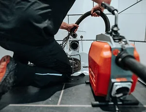 Vakman bij professionele rioolontstopping